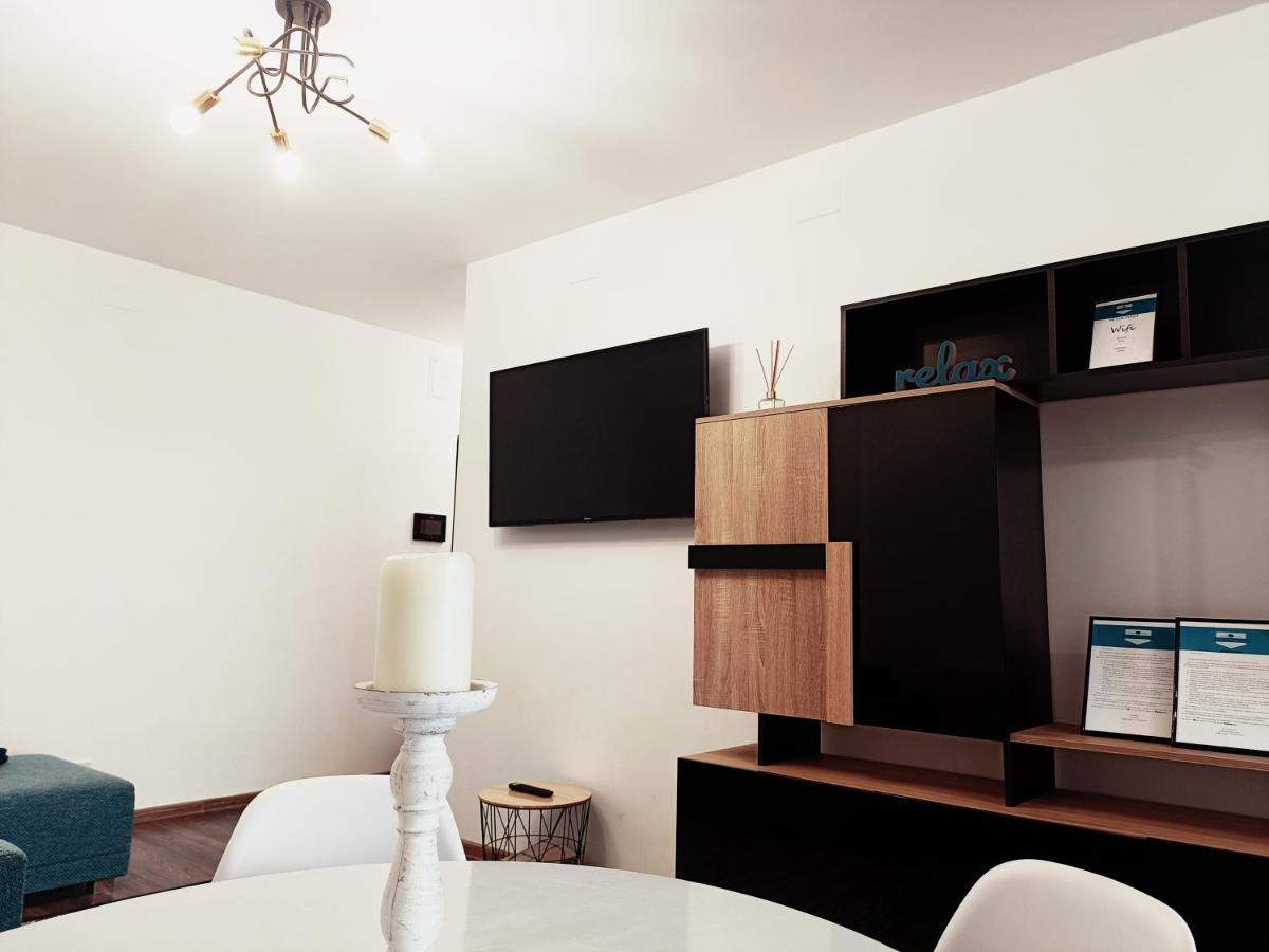 Christopher Apartment Орадя Екстер'єр фото